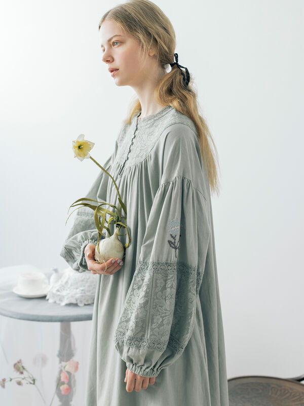 【WEB限定 Sサイズ】ランダム刺繍レース切替ワンピース（オフホワイト/チャコールグレー/ミント）｜TSUHARU by Samansa Mos2（ツハルバイサマンサモスモス）通販