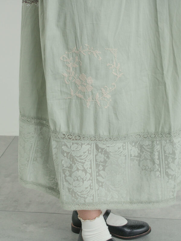 セール】 【WEB限定 Sサイズ】ランダム刺繍レース切替ワンピース（オフ