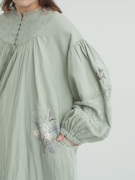 【WEB限定 Sサイズ】ランダム刺繍レース切替ワンピース（オフホワイト/チャコールグレー/ミント）｜TSUHARU by Samansa Mos2（ツハルバイサマンサモスモス）通販