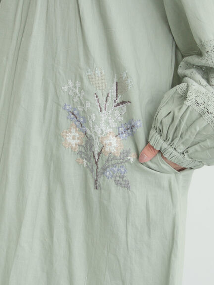 【WEB限定 Sサイズ】ランダム刺繍レース切替ワンピース（オフホワイト/チャコールグレー/ミント）｜TSUHARU by Samansa Mos2（ツハルバイサマンサモスモス）通販