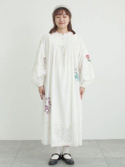 【WEB限定 Sサイズ】ランダム刺繍レース切替ワンピース（オフホワイト/チャコールグレー/ミント）｜TSUHARU by Samansa Mos2（ツハルバイサマンサモスモス）通販