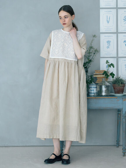 【WEB限定 Sサイズ】メッシュ花刺繍ベスト付きワンピース（チャコールグレー/ベージュ）｜TSUHARU by Samansa Mos2（ツハルバイサマンサモスモス）通販