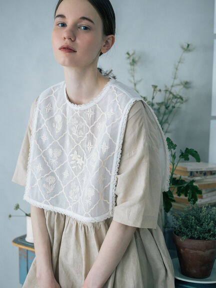 【WEB限定 Sサイズ】メッシュ花刺繍ベスト付きワンピース（チャコールグレー/ベージュ）｜TSUHARU by Samansa Mos2（ツハルバイサマンサモスモス）通販