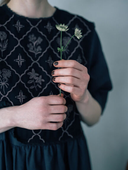 【WEB限定 Sサイズ】メッシュ花刺繍ベスト付きワンピース（チャコールグレー/ベージュ）｜TSUHARU by Samansa Mos2（ツハルバイサマンサモスモス）通販