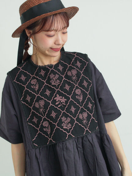 【WEB限定 Sサイズ】メッシュ花刺繍ベスト付きワンピース（チャコールグレー/ベージュ）｜TSUHARU by Samansa Mos2（ツハルバイサマンサモスモス）通販