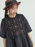 【WEB限定 Sサイズ】メッシュ花刺繍ベスト付きワンピース（チャコールグレー/ベージュ）｜TSUHARU by Samansa Mos2（ツハルバイサマンサモスモス）通販