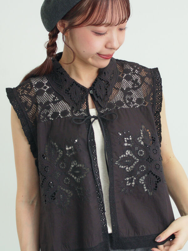 セール】 カットワーク刺繍レース襟付きベスト（ホワイト/ブラック