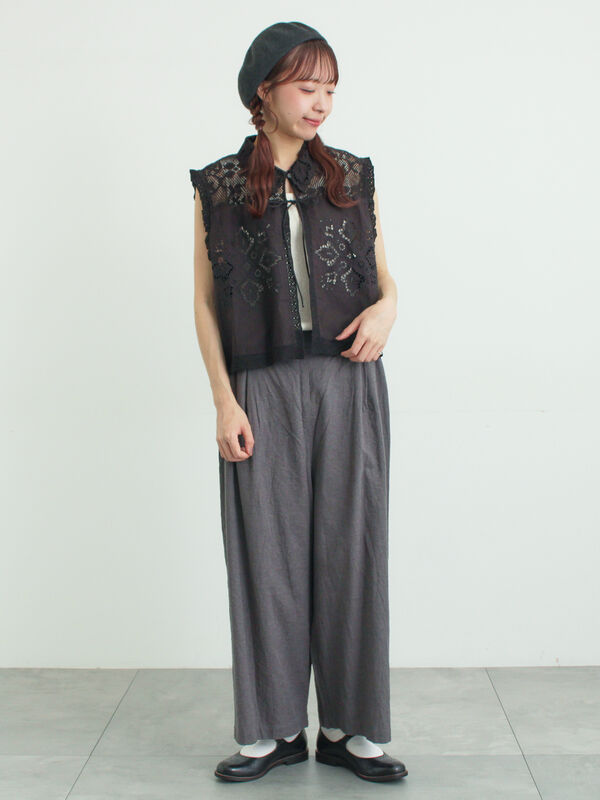 セール】 カットワーク刺繍レース襟付きベスト（ホワイト/ブラック