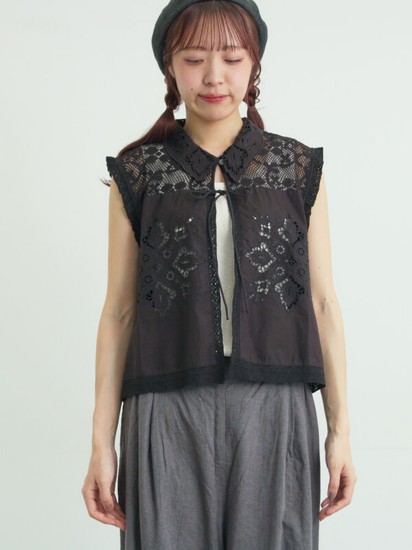 カットワーク刺繍レース襟付きベスト　TsuharubySamansa　新品 セール】 カットワーク刺繍レース襟付きベスト（ホワイト/ブラック