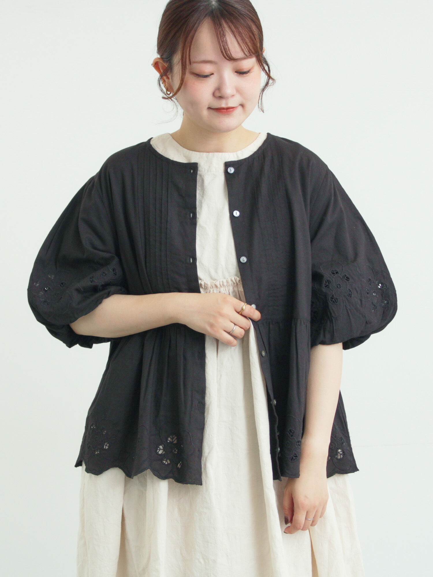 セール】 カットワーク刺繍ボリューム袖ブラウス（ホワイト/ブラック
