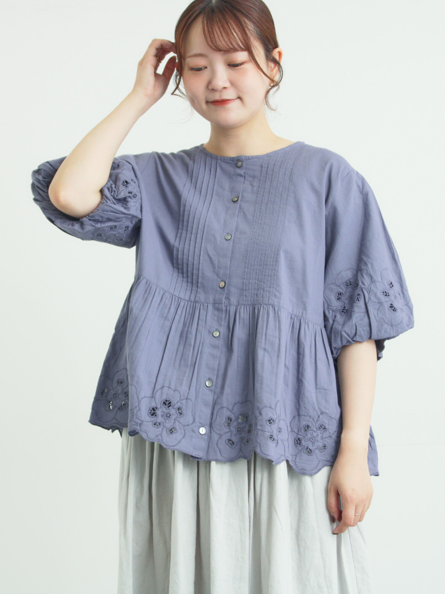 セール】 カットワーク刺繍ボリューム袖ブラウス（ホワイト/ブラック