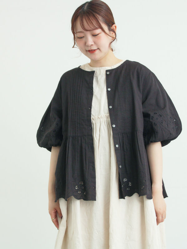カットワーク刺繍ボリューム袖ブラウス（ホワイト/ブラック/ブルー