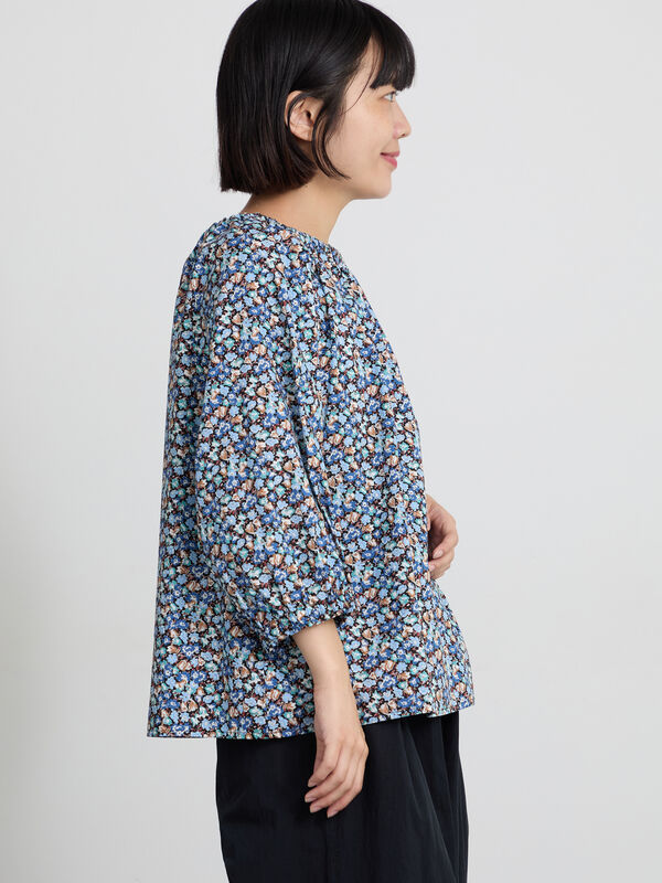 LIBERTY FABRICS】Floralia柄前後着ブラウス（レッド/ブルー/トップス