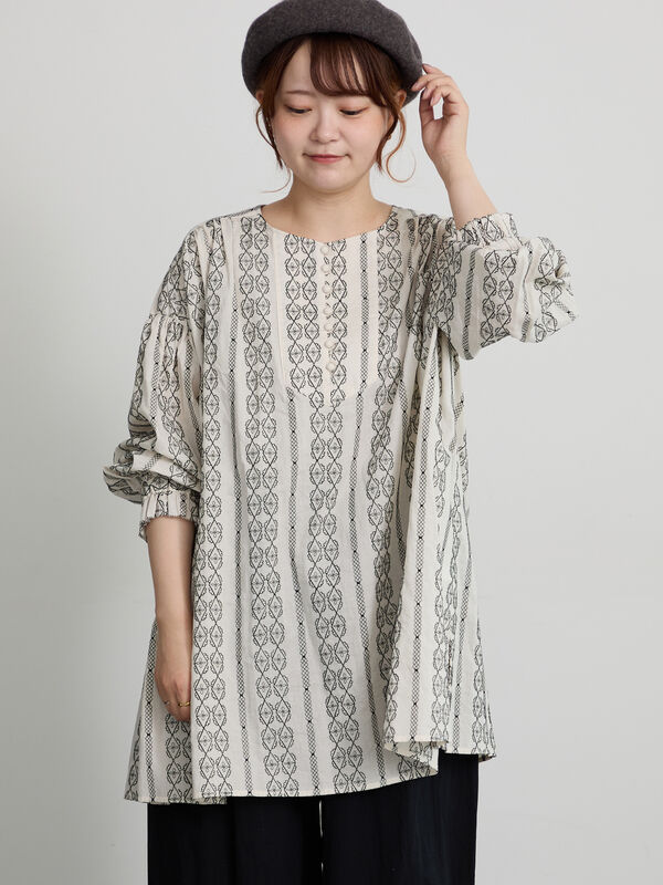 総刺繍チュニックブラウス（チャコールグレー/キナリ/トップス