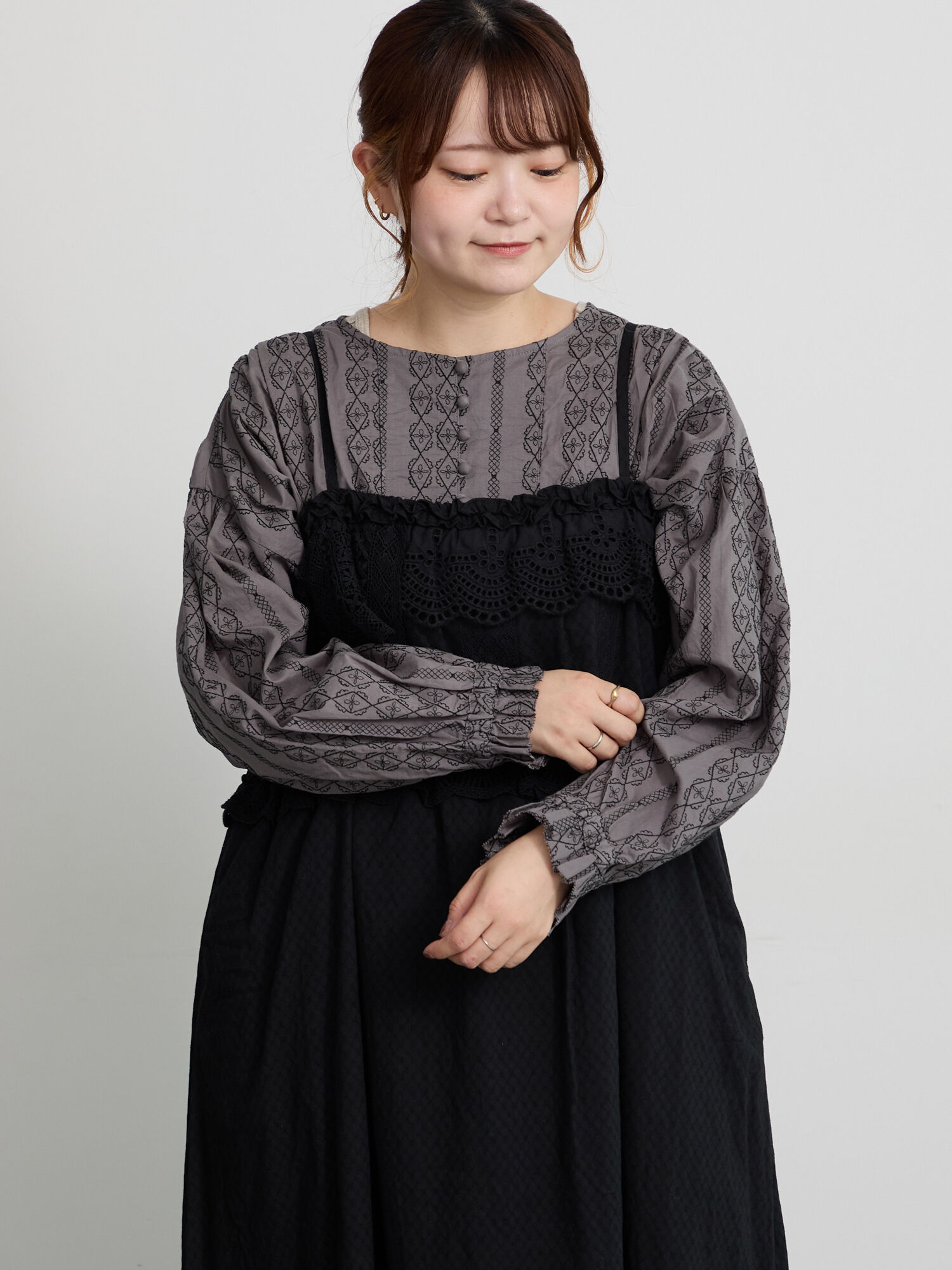 総刺繍チュニックブラウス（チャコールグレー/キナリ/トップス