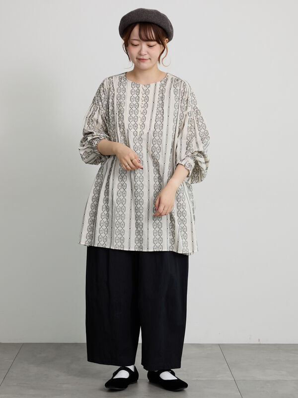 総刺繍チュニックブラウス（チャコールグレー/キナリ/トップス