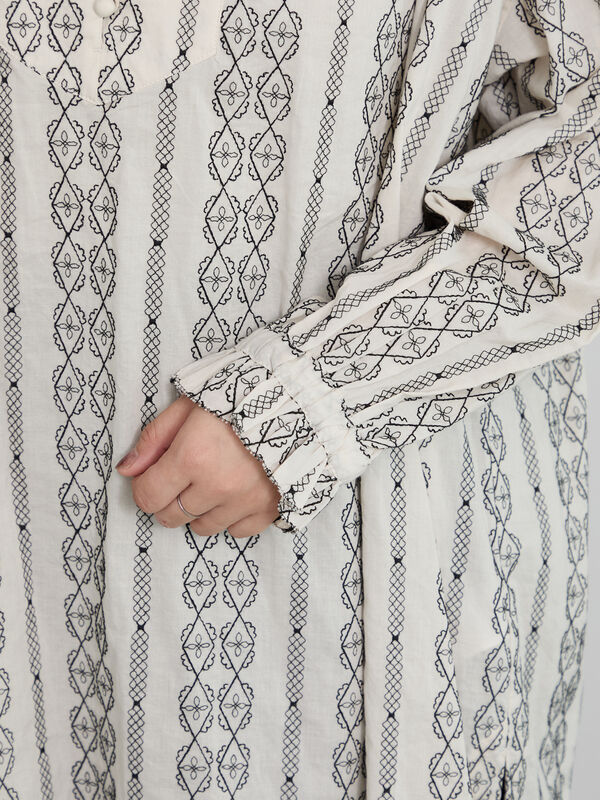 総刺繍チュニックブラウス（チャコールグレー/キナリ/トップス