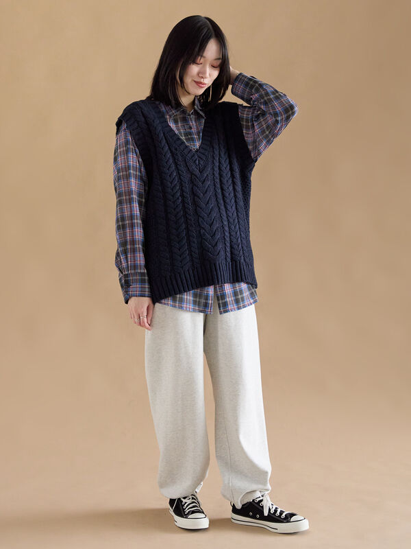 セール】 ケーブルニットベスト（オフホワイト/チャコールグレー