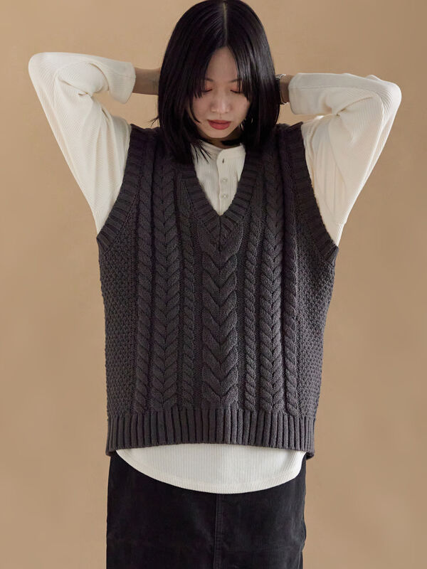 ケーブルニットベスト（オフホワイト/チャコールグレー/ネイビー