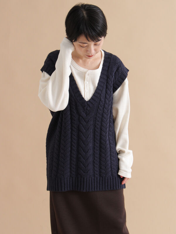 セール】 ケーブルニットベスト（オフホワイト/チャコールグレー