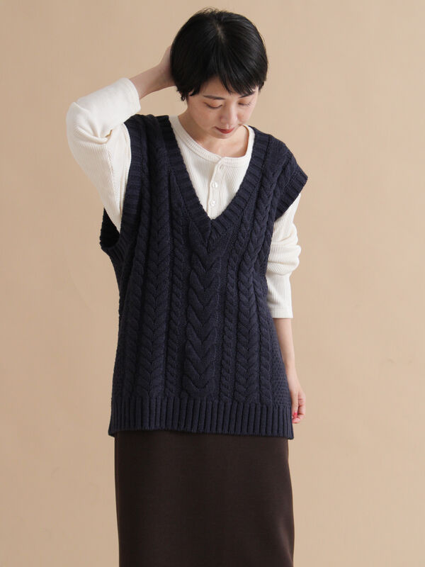 ケーブルニットベスト（オフホワイト/チャコールグレー/ネイビー
