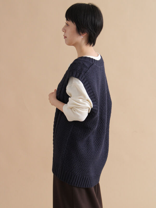 ケーブルニットベスト（オフホワイト/チャコールグレー/ネイビー