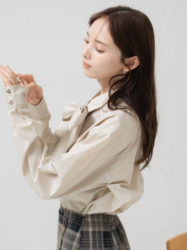セール】 リボンタイ付きシャツ（オフホワイト/ベージュ/トップス