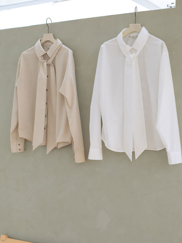 セール】 リボンタイ付きシャツ（オフホワイト/ベージュ/トップス