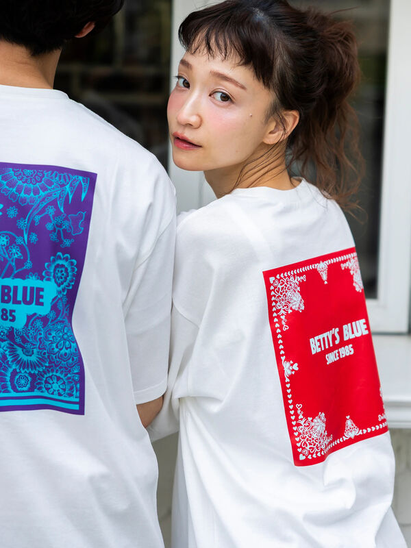 ショッパー柄 バックプリントTシャツ（レッド）｜BETTY'S BLUE（ベティーズブルー）通販