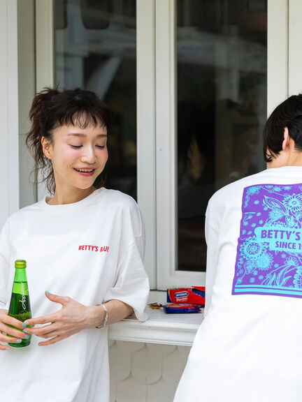 ショッパー柄 バックプリントTシャツ（ピンク/レッド/パープル）｜BETTY'S BLUE（ベティーズブルー）通販