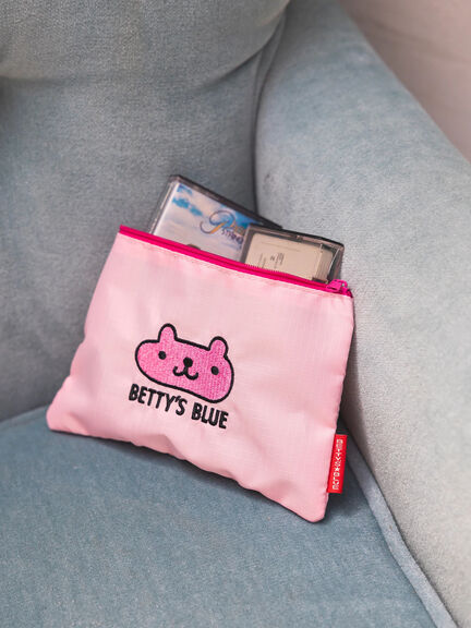 エイミーちゃん フラットポーチ（ピンク）｜BETTY'S BLUE（ベティーズブルー）通販