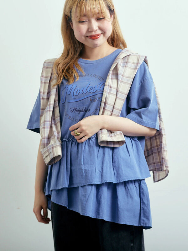 PICONE 青 Tシャツ プリント ブローチ付き PICONE 青 Tシャツ プリント ブローチ付き