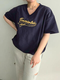 ロゴ刺繍Vネック布帛Tシャツ（オフホワイト/ネイビー/パープル