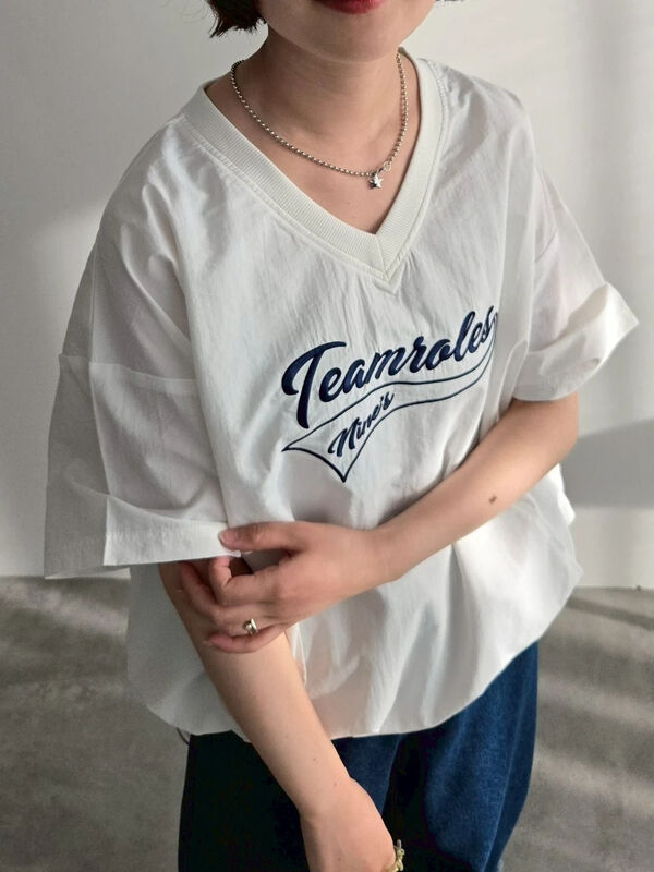 セール】 ロゴ刺繍Vネック布帛Tシャツ（オフホワイト/ネイビー