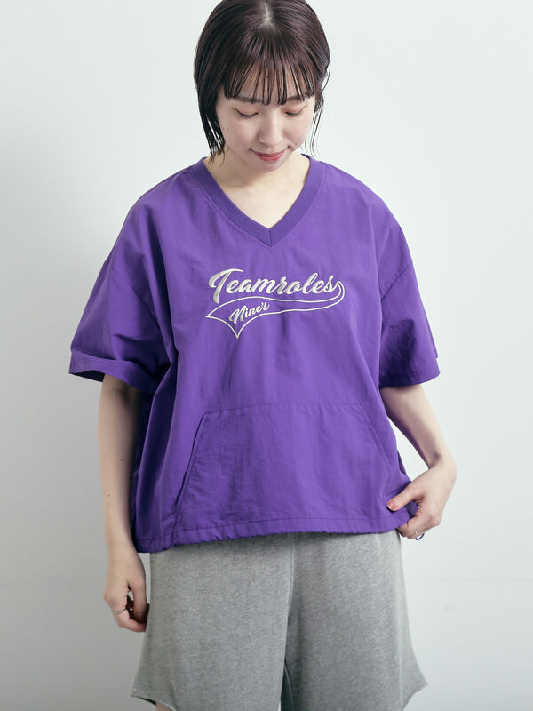 セール】 ロゴ刺繍Vネック布帛Tシャツ（オフホワイト/ネイビー