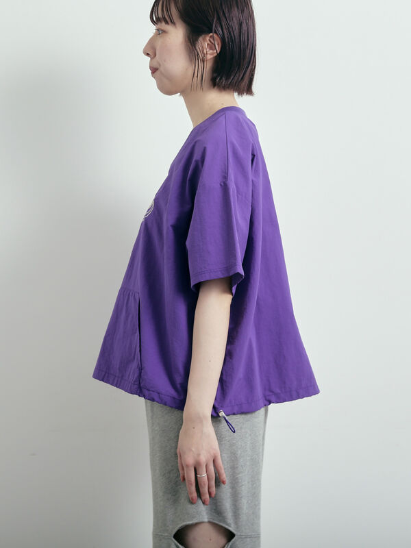 セール】 ロゴ刺繍Vネック布帛Tシャツ（オフホワイト/ネイビー