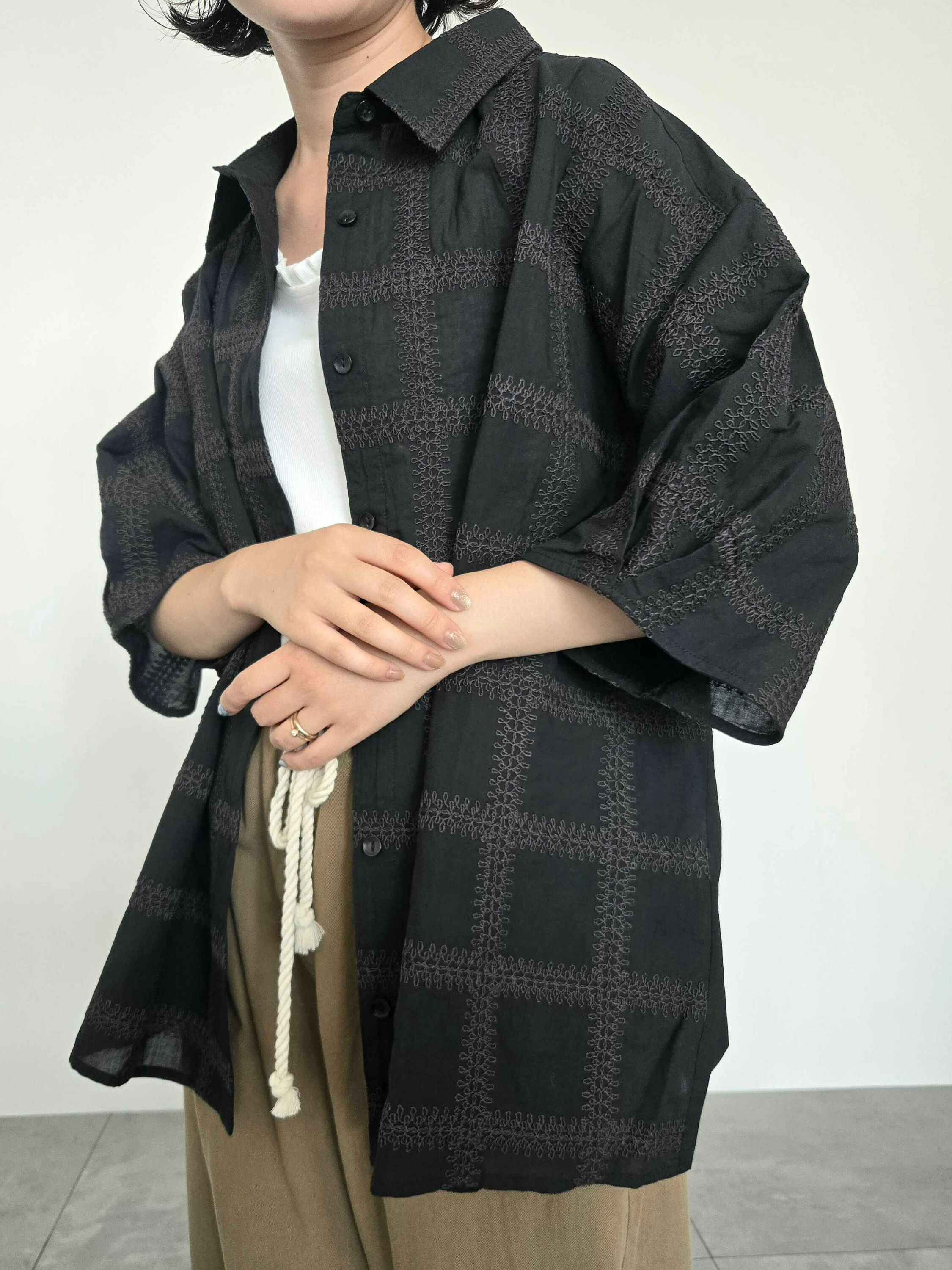 スクエア刺繍袖タックシャツ（オフホワイト/ブラック/ブラウン